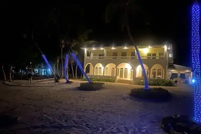 Image de Luxury Beachfront Villa with Staff and Stunning Reef Views