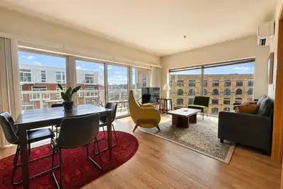 Image de The Brady Corner Suite | Near Fiserv with Balcony | Sleeps 4