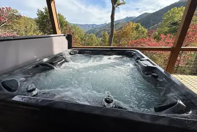 Image de The Skylodge at Lake Logan! Mountain top Cabin Amazing Views Hot Tub Fireplace!