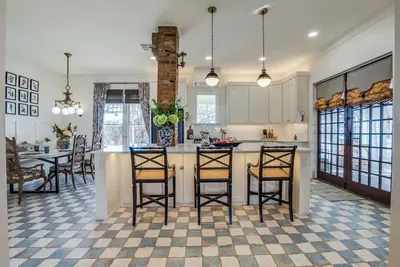 Image de Victorian-Style Getaway in Downtown Rockwall