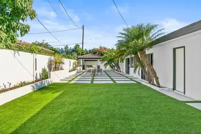 Image de Foosball, Hot Tub, Big Backyard, Disneyland, An12