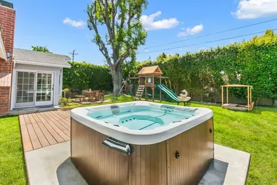 Image de Hot tub, Game room, Playground, Disneyland, An6