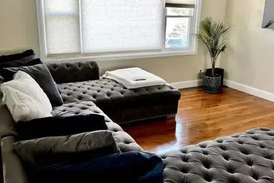 Image de Elegant Baldwin Haven – Room for Everyone with 2 Living Areas & Modern Charm