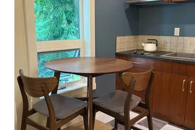 Image de Modern 2br Charm– Prime Location