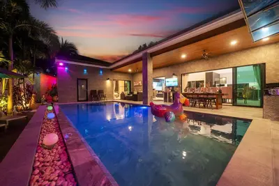 Image de Noi's Villa - tropical oasis with pool and maid