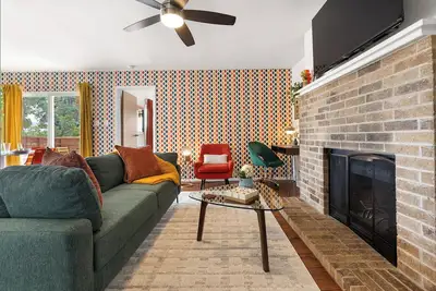 Image de Mid-Mod Renovated Apt off Iconic SoCo Free Parking, W/D, Family Friendly