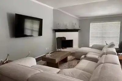 Image de 3-bedroom house in welcoming Humble with fitness room, Ac