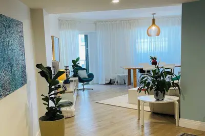 Image de Large, luxurious Manly Beach apartment. . minutes walk to world's best beaches!