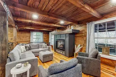 Image de Dog-friendly cabin w/cozy fireplace, private balcony, and wifi