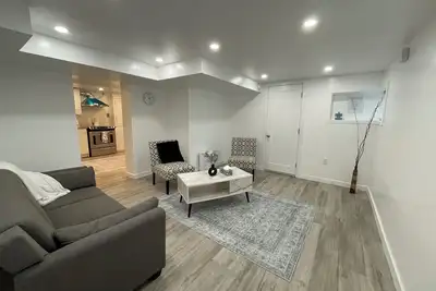 Image de Modern & Quiet 2br | Close to Queen’s & Downtown