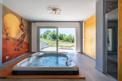 Image de Maison de vacances privée avec climatisation, bain à remous, Wifi, Tv, terrasse, vue panoramique