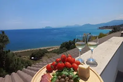 Image de Panoramic apartment on the beach A/C