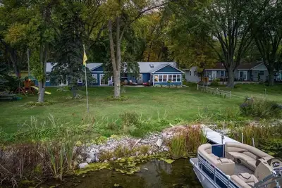 Image de Cozy lakefront cabin on Fox Lake with great fishing, bar, and hot tub!