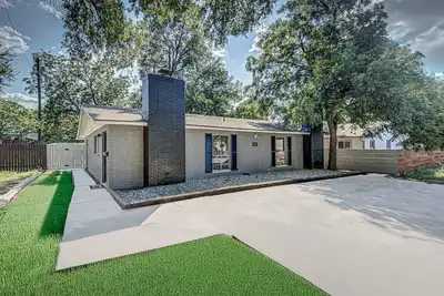 Image de Newly Renovated I Walk to Shops I Blocks to Restaurants & More