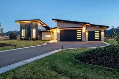 Image de Modern Basecamp with Hot Tub + Scenic Views