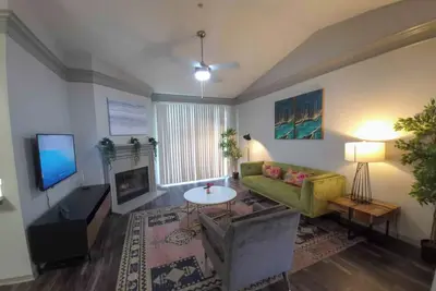 Image de Gorgeous 2br next to the Domain 9014