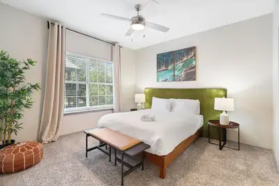 Image de Gorgeous 2br next to the Domain 1544