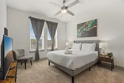 Luxury 2bd/2ba Next to Airport 2434