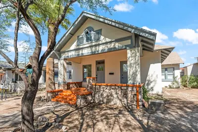 Image de Stylish 4br, 2. 5ba Fully Renovated- Walk to UofA & 4thAve- Sleeps 8-Pet Friendly