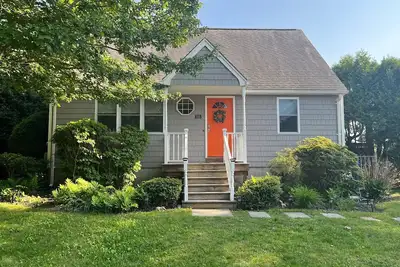 Image de Marvelous 4-bedroom, 2-bath home with Ac and private backyard close to the beach