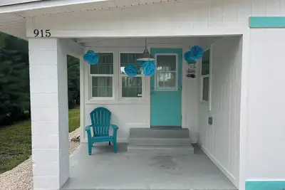 Image de Updated Beach Cottage\n-Walk to Restaurants, Bike to Beach, Fido Friendly! !