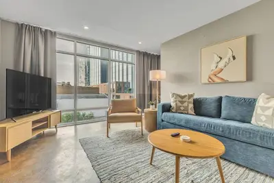 Image de 2 Units | Littlefield Loft Austin | Spacious Balcony, Fast Wi-Fi & Full Kitchen