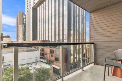 Image de 4 Family Loft Units w/Kitchen, Balcony | Perfect Location Near Top Hotspots