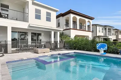 Image de Reunion Luxury Villa w/ Lake View & Game Room