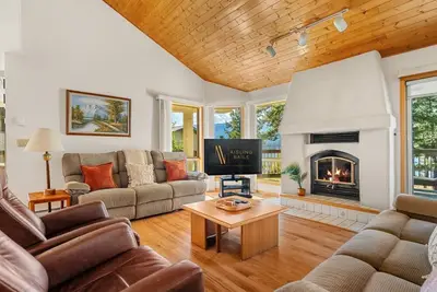 Image de Ziggy | Pvt Beach Access | Lake Views | Fireplaces