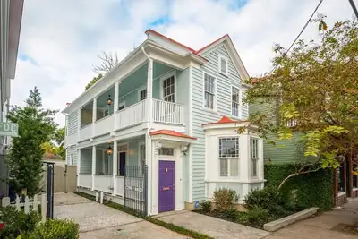 Image de The Veranda - Private Pool and Walk to King!