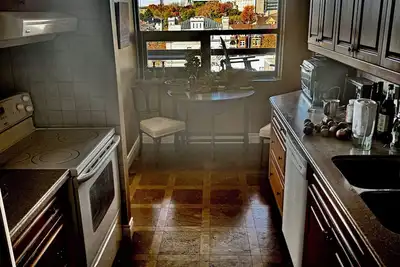 Image de Spacious and bright Condo with stunning views of downtown Kingston.