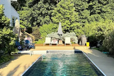 Image de Charming Contemporary Home with Lap Pool and fully enclosed yard