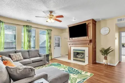 Image de Green Cottage- Spacious 4-bedroom house in Mesquite with beautiful backyard