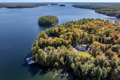 Image de Regal 9 bed 6 bath Cottage + Boathouse + Coachhouse on Lake Joe!