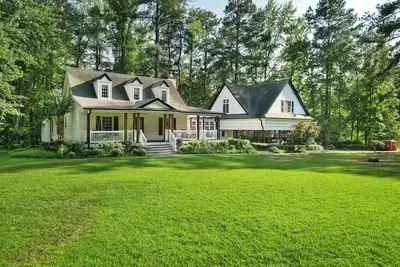 Image de 25 Guests / Luxe Estate w/ Pool Table + Bar