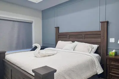 Image de Modern luxury home close to University of Alberta and near downtown