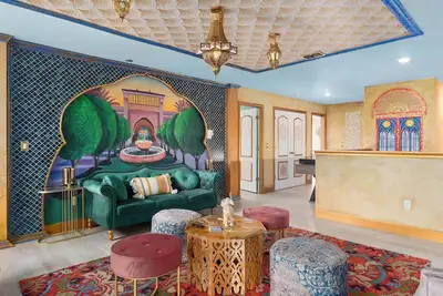 Image de Magical Themed Home Private Pool & Theater