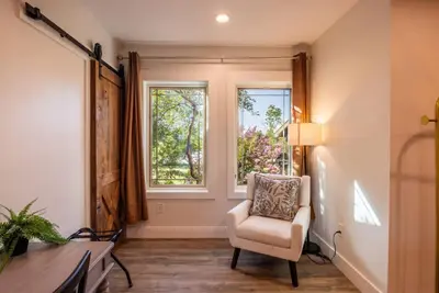 Image de Stay Above a Chocolate Factory - Croissant