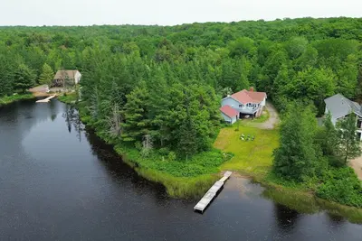 Image de Bracebridge Waterfront Cottage on Healey Lake