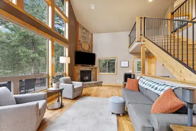 Image de New! Hot tub, Fire Pit, Foosball Table!