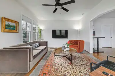 Image de Clarksville Duplex + Close to Dt - Ivory Combo!