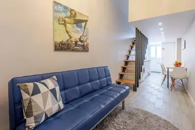 Image de Cozy & Central Apartment by HostWise