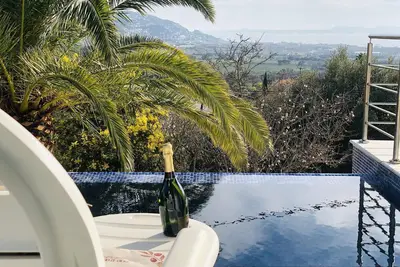 Image de Ville moderne avec vue sur la baie de Roses