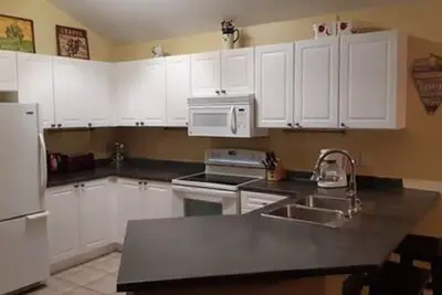 Image de Spring Special! Sunny home across street from lake, 2Bed/2Bath, Den, Office