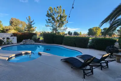 Image de Remarkable 4 Bedroom Home on Golf Course - Pool, Fire Pit, Game Room, Views