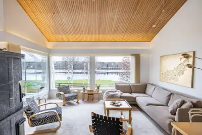 Image de Lakeside Aurora Retreat By BookLapland