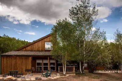 Image de Eco-Friendly Cabin with Views of the Rocky Mountains in Colorado