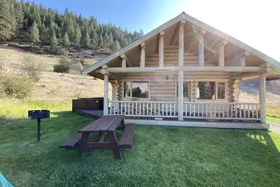 Image de Tranquil Mountain Glamping Retreat: Stunning Log Cabin with a Hot Tub in Darby, Mt