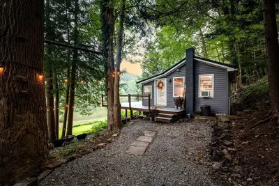 Image de Scenic Retreat: Riverfront Cabin with Large Deck and Fire Pit in Emlenton, Pennsylvania