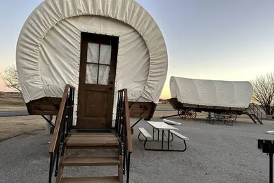 Image de Unforgettable Glamping Getaways in this Covered Wagon in Moore, Oklahoma